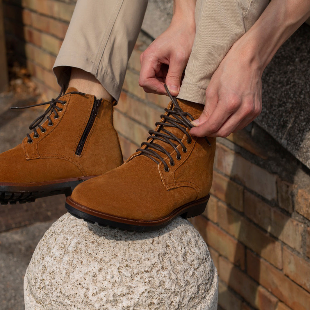 Glatte Stiefeletten aus Wildleder – Cognac